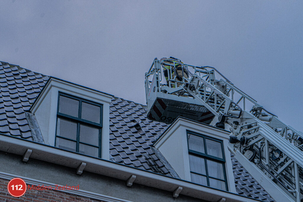 Brandweer rukt nogmaals uit voor losliggende dakpan in Vlissingen.