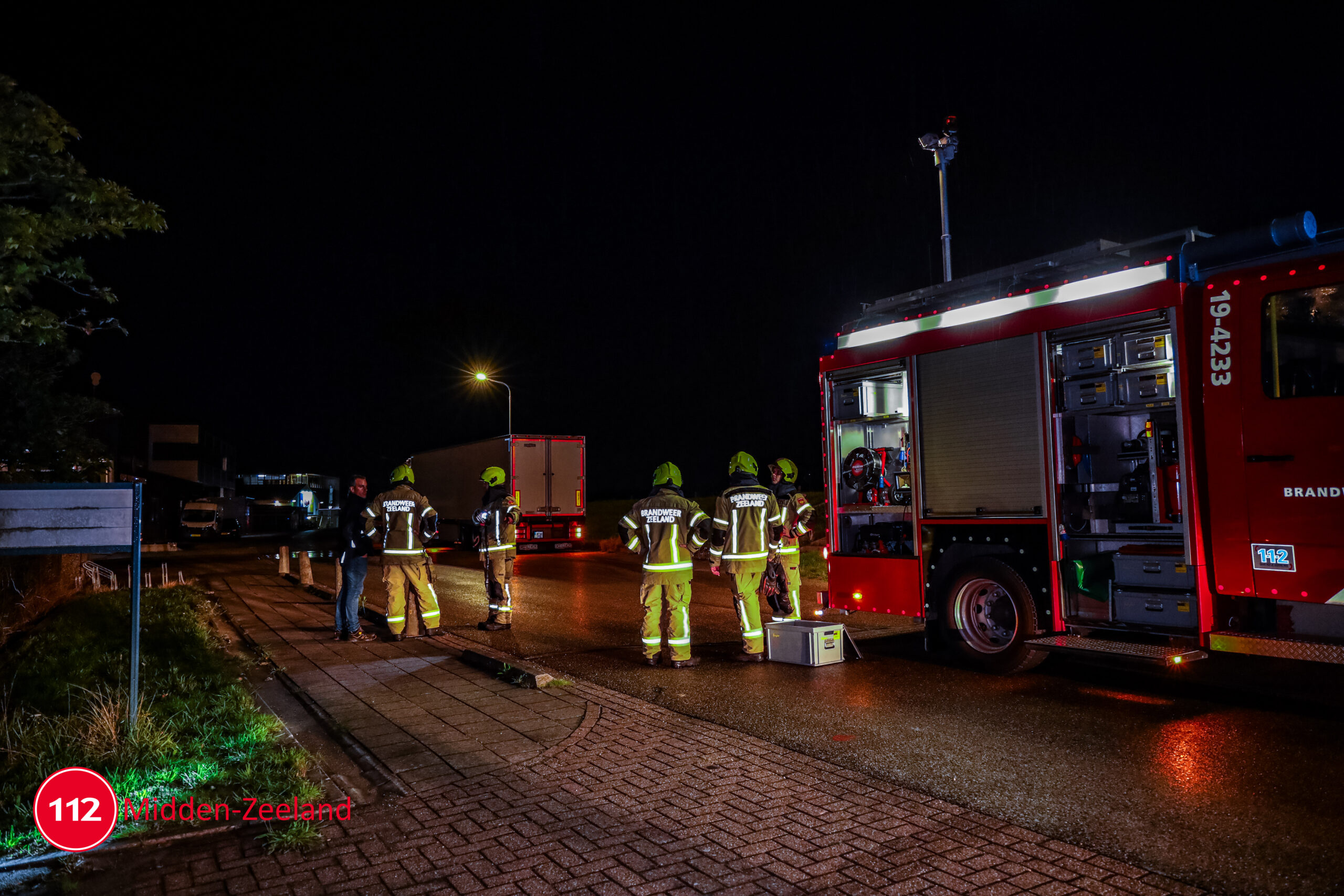 Vrachtwagen veroorzaakt dieselspoor van honderden meters in Yerseke - 112 Midden-Zeeland